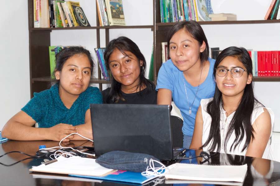 Presentan campaña para financiar educación de mujeres