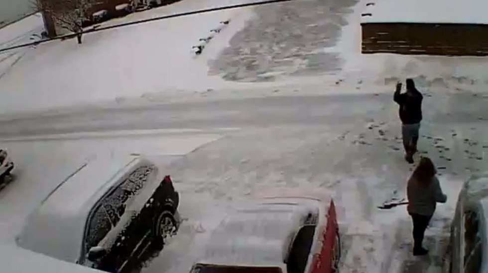Vídeo: mata a sus vecinos en discusión por la nieve y se suicida