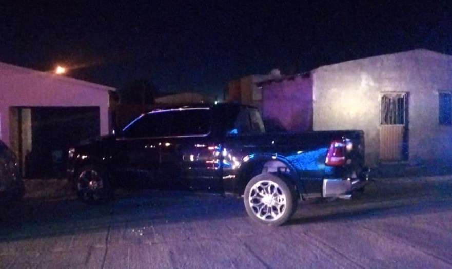 Intentan bajarlo del vehículo en tierra nueva