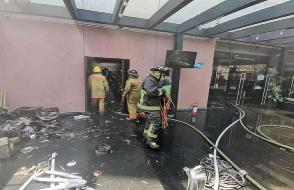 Evacuan a 50 por incendio en bodega de sanborns en cdmx