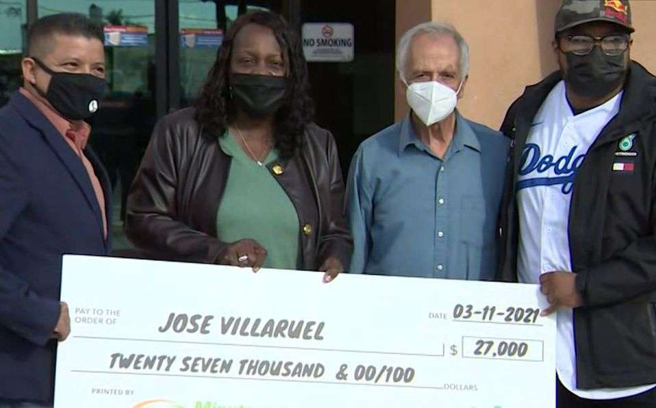 Maestro mexicano que vive en su auto recibe 27 mil dólares como regalo de exalumno