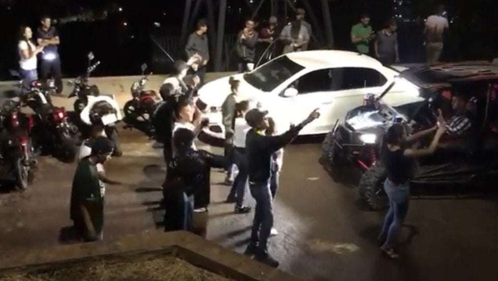 Se olvidan del covid y se ponen a bailar payaso de rodeo
