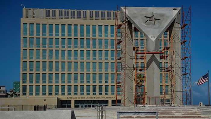 Edifica cuba bandera gigante de concreto frente a embajada de eu