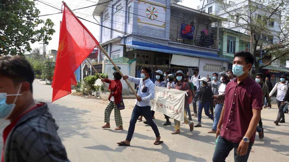 Liberan autoridades de birmania a pareja australiana detenida tras golpe de estado