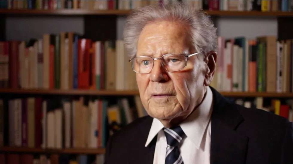 Muere el teólogo suizo hans küng, quien negara la infalibilidad del papa