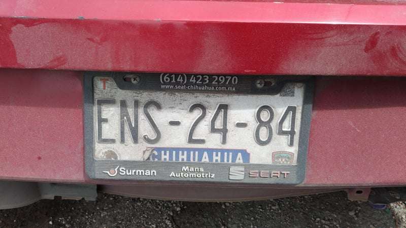 Buscan placa delantera de automóvil
