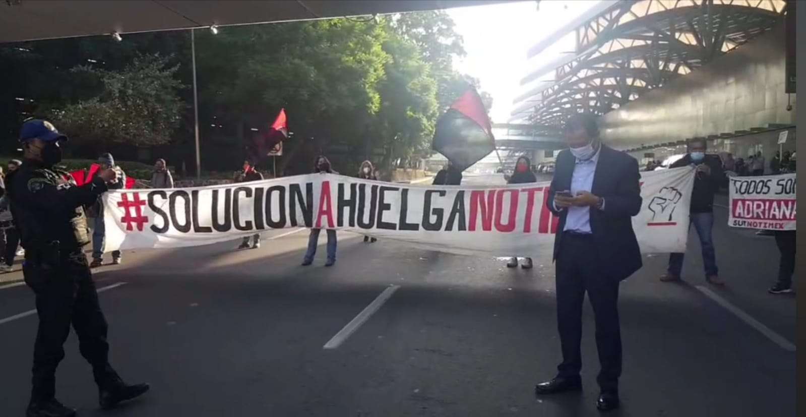 Protestan trabajadores de notimex el aeropuerto de la cdmx