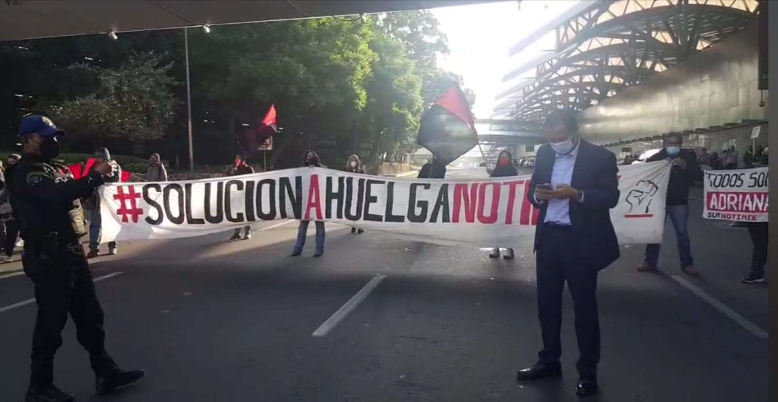 Protestan trabajadores de notimex el aeropuerto de la cdmx
