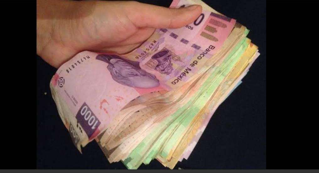 Buscan a dueño de fajo de billetes