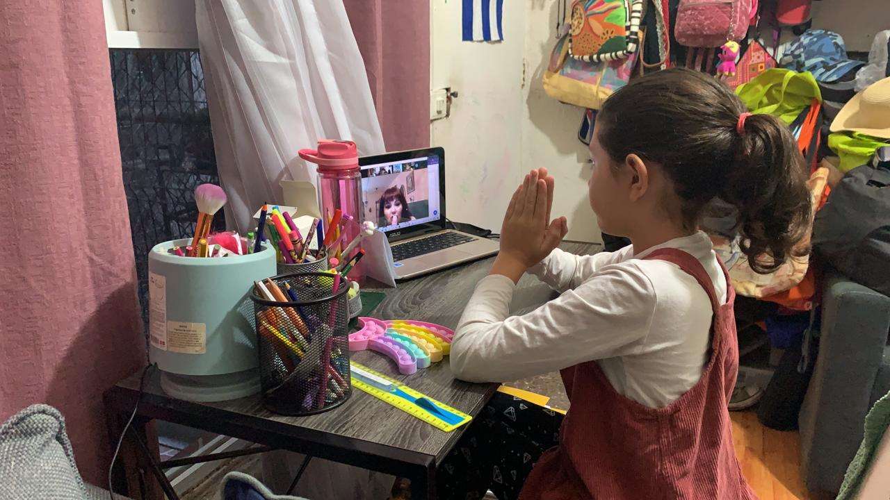 Pequeña niña muestra su entusiasmo por regreso a clases presenciales
