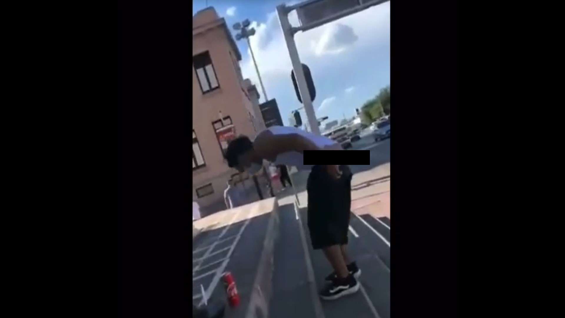 Viralizan video de joven que muestra el trasero en vía pública