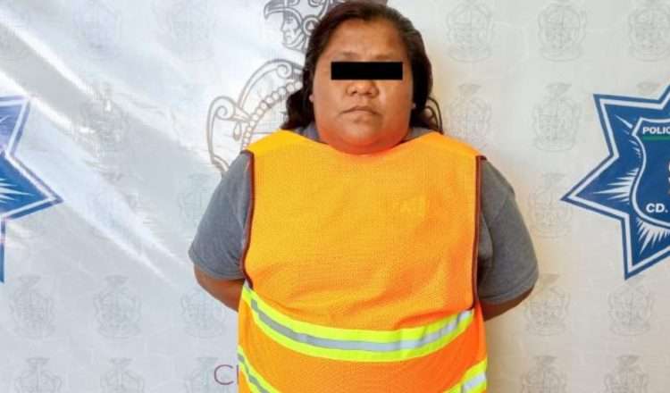 Sorprenden a guardia de maquila robando dinero y cheques