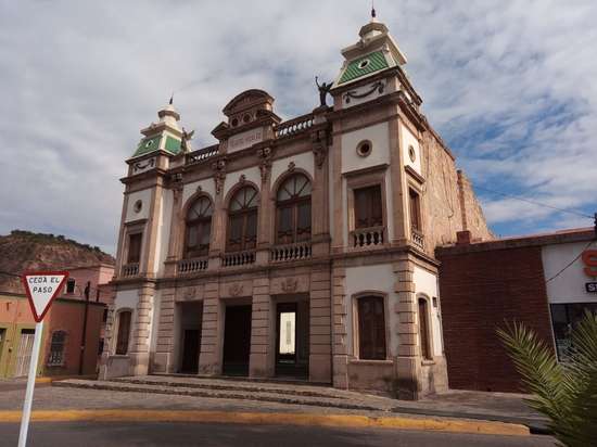 Iluminan de rosa edificios históricos de parral