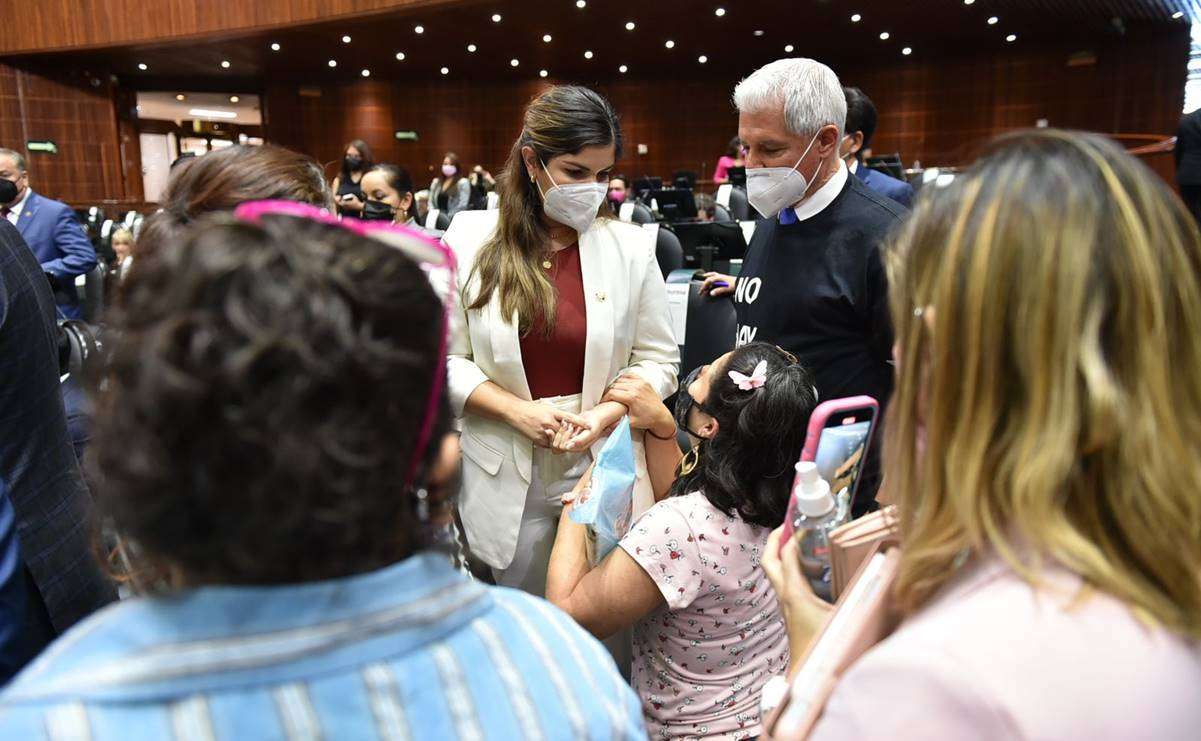 Mamá de joven con cáncer suplica de rodillas medicinas ante diputados de morena | La Opción de Chihuahua