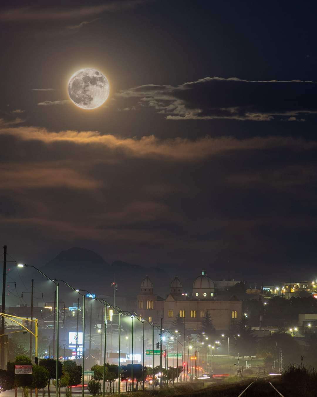 Captan la brillante luna llena de esta noche