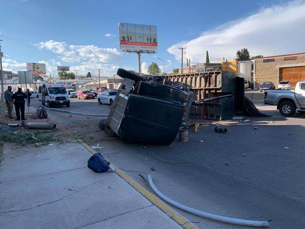 Gran caos vial en la cantera por volcadura de camión materialista 