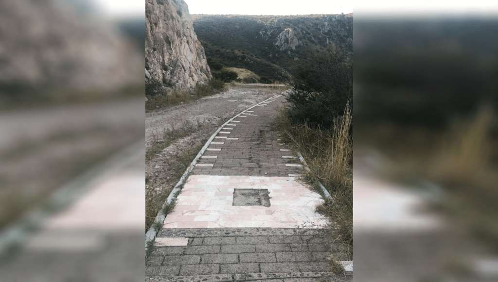 Roban placa en escalinata en el cerro de la antena