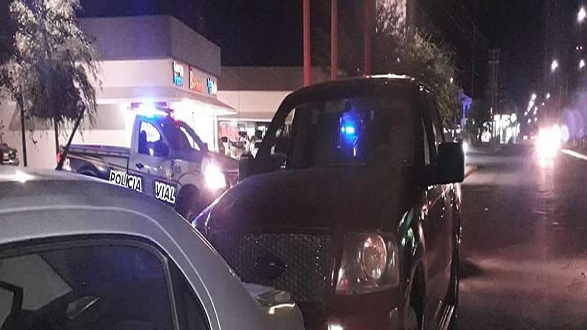 Choca con automóvil en la entrada de soriana en camargo