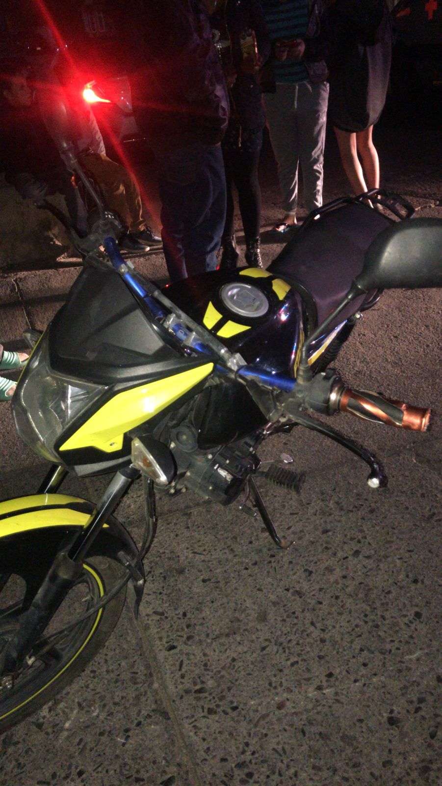 Derrapan más de 20 metros en su motocicleta