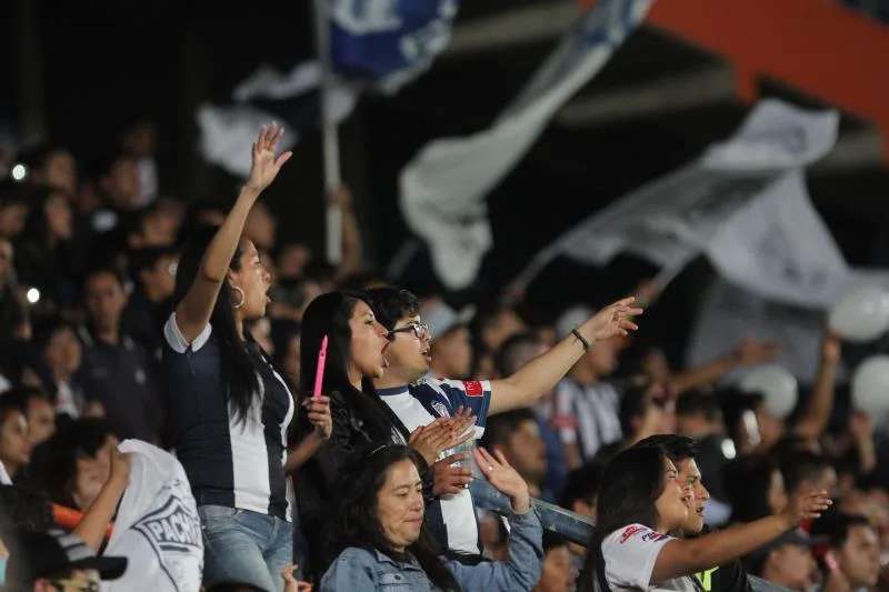 Enfurecen aficionados por detener partido de morelia vs tampico