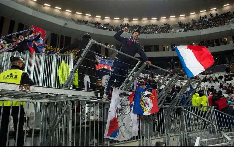 Eliminan al parís fc y al olympique por mala conducta de aficionados