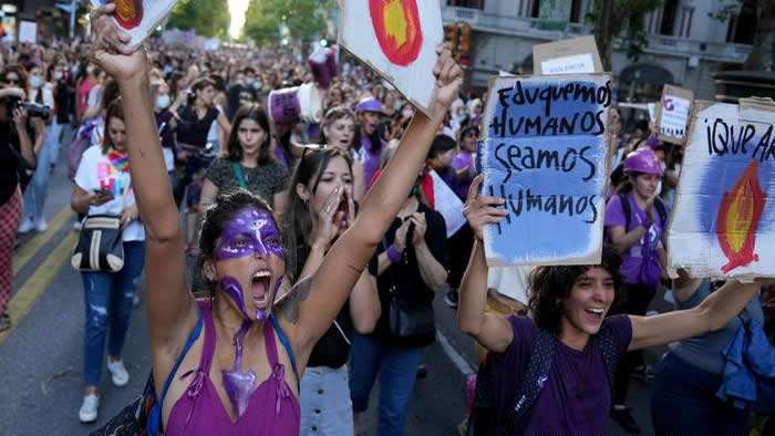 Protestan feministas contra cultura de la violación en uruguay