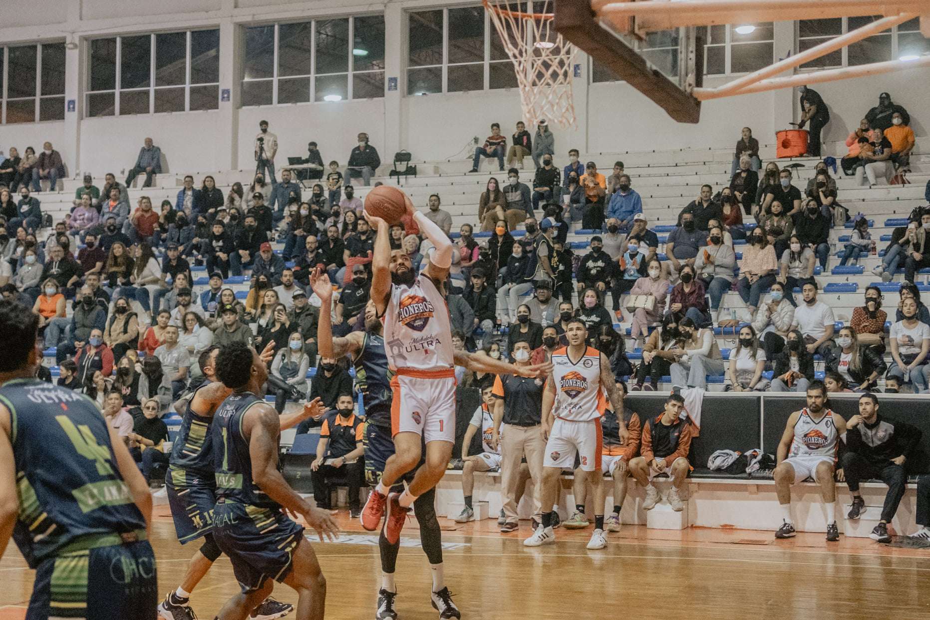 Marcan el paso pioneros de delicias en la liga estatal de básquetbol