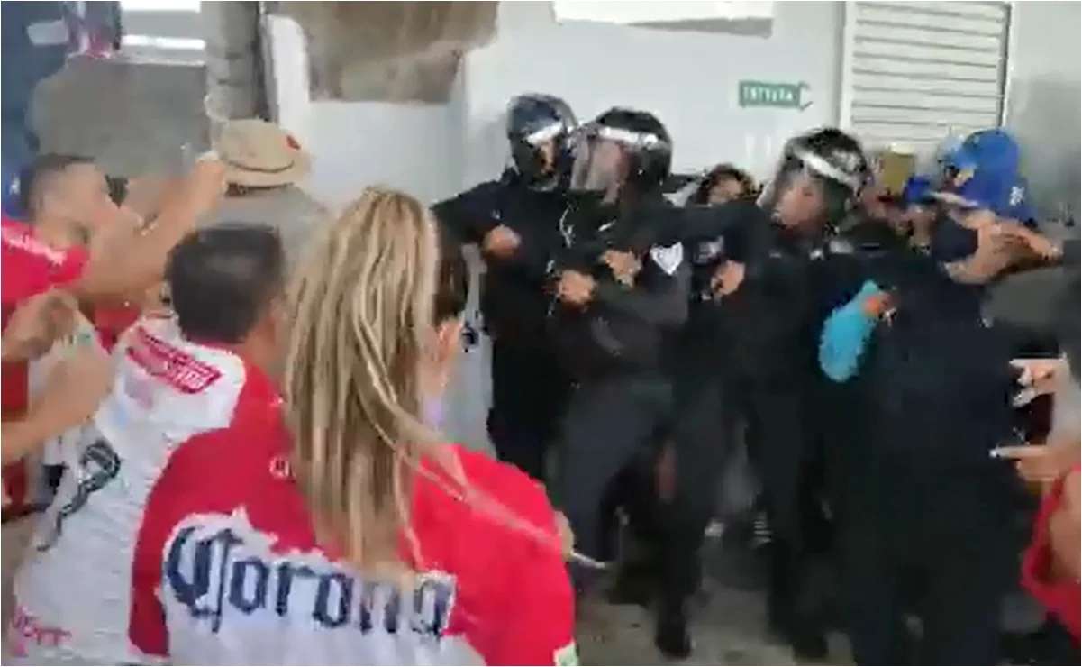 Aficionados del necaxa y policías protagonizaron batalla campal