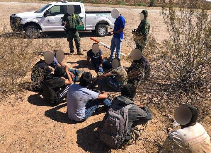 Arrestan a 11 inmigrantes en las afueras de van horn