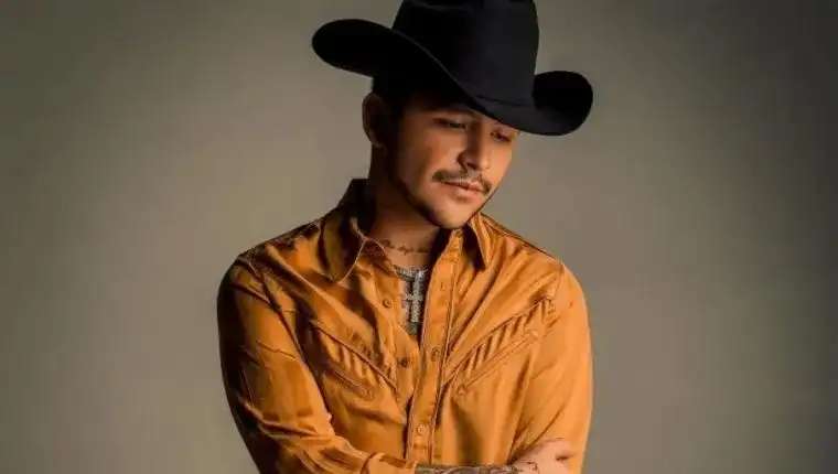 Christian nodal toca el trasero de su hermana mientras bailan