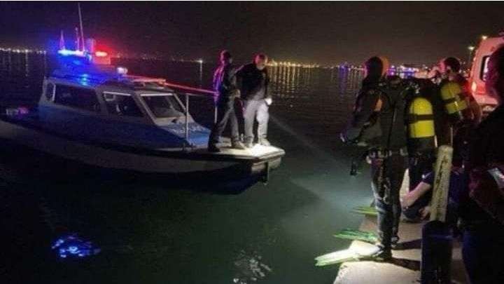 Recrea pareja escena del titanic y caen al agua; el hombre murió