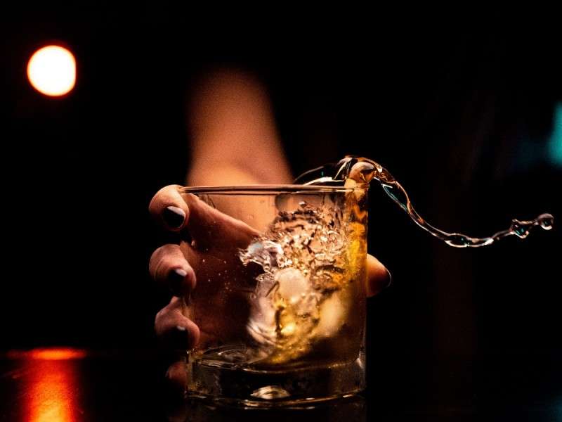 Explican expertos las diferencias entre whisky y whiskey