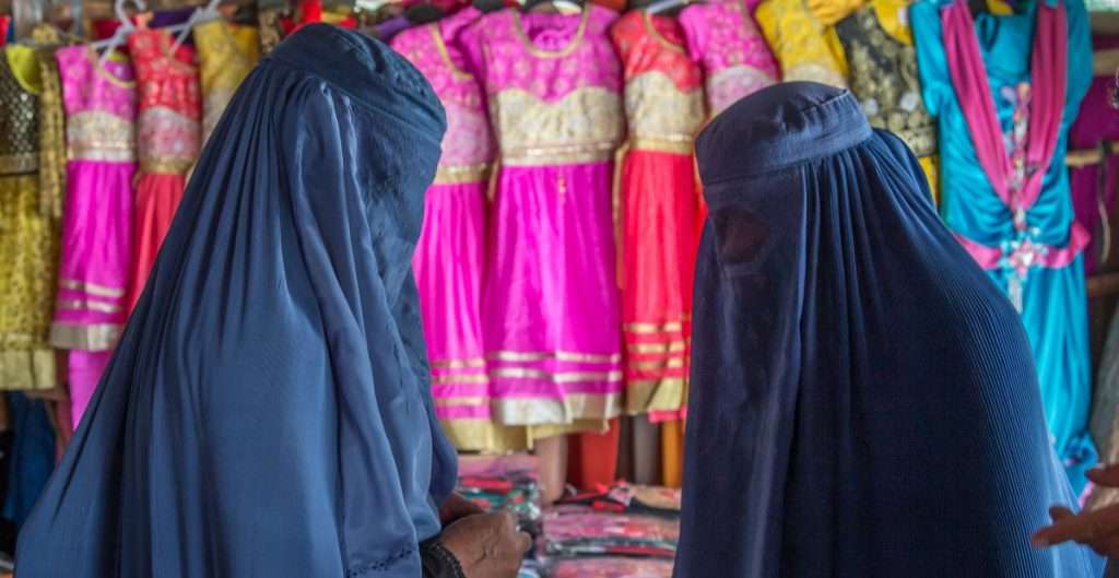 Exigen talibanes a mujeres presentadoras usar burka
