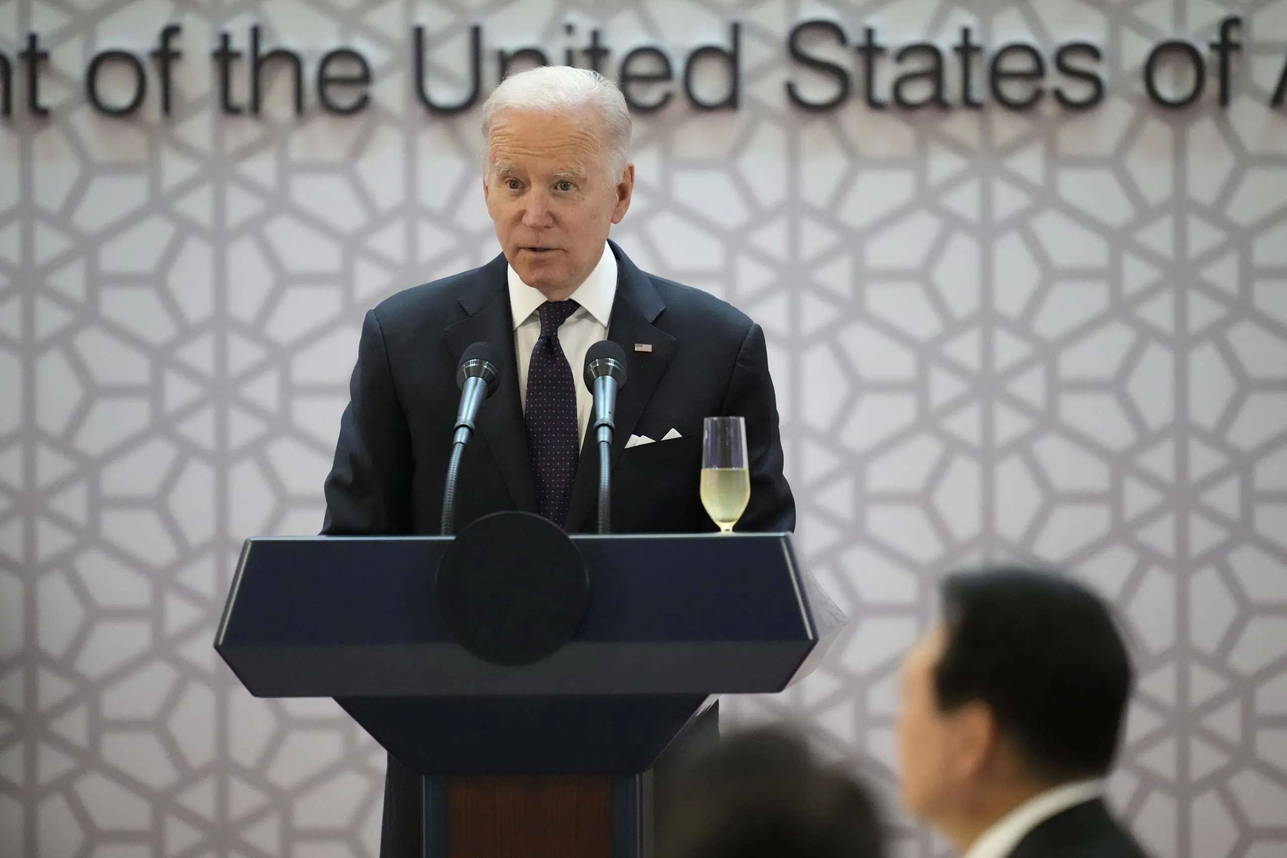 Veta rusia a biden y a casi mil estadounidenses más