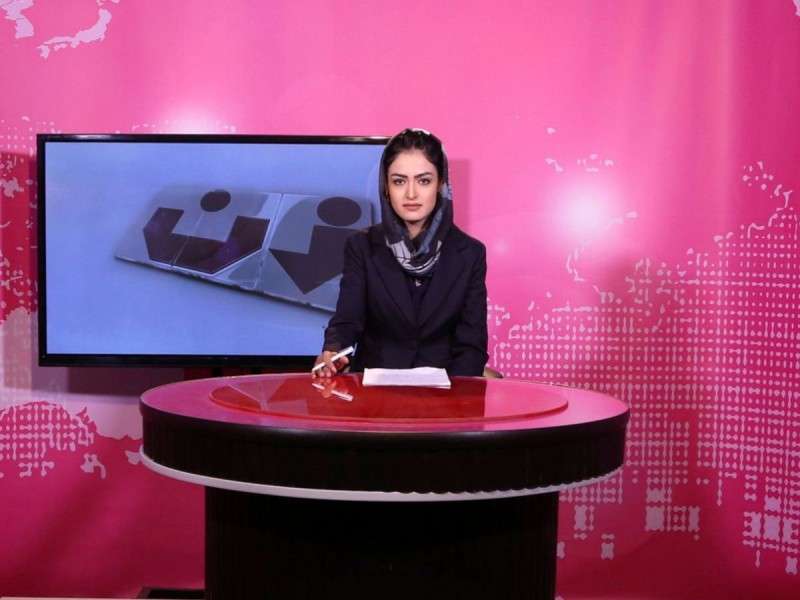 Desafían presentadoras afganas a talibanes y no usan burka