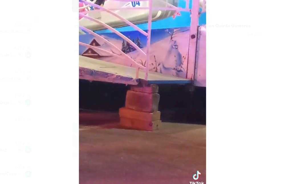 Sostienen sobre ladrillos juego para niños en la feria