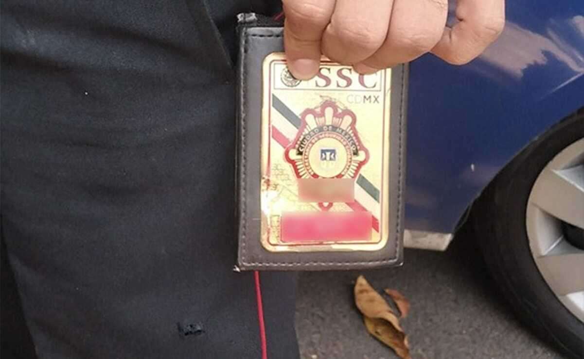 Policía frustra asalto y detiene bala con su placa de identificación