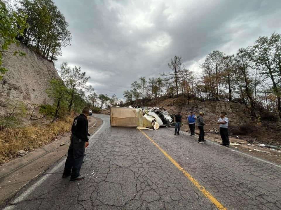 Muere empleado de bimbo en volcadura