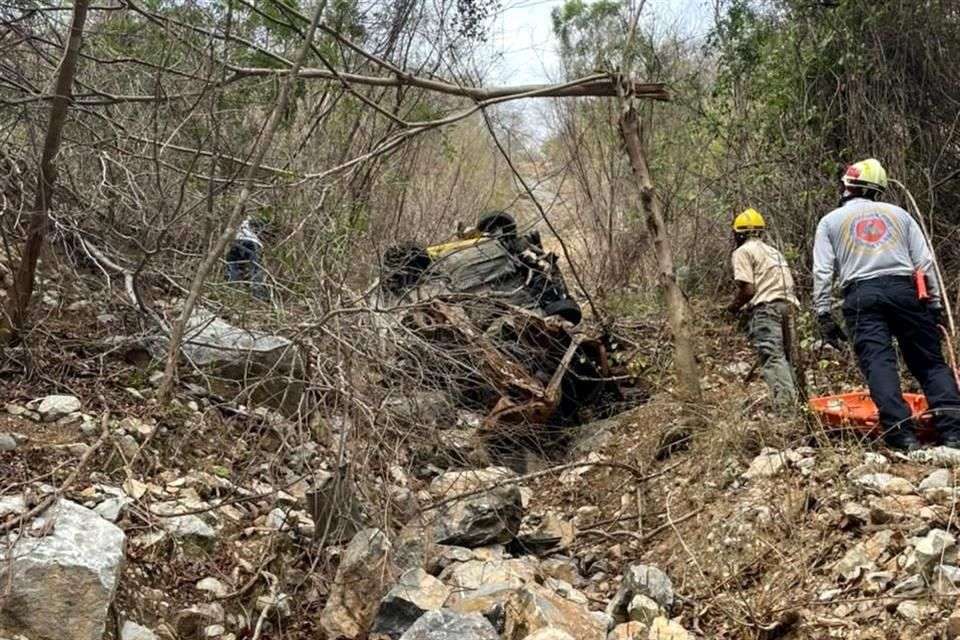 Logran rescatar cadáveres de pareja que cayó a barranco