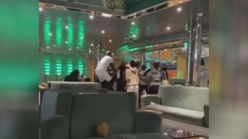 Vídeo: estalla riña campal en crucero por supuesta infidelidad