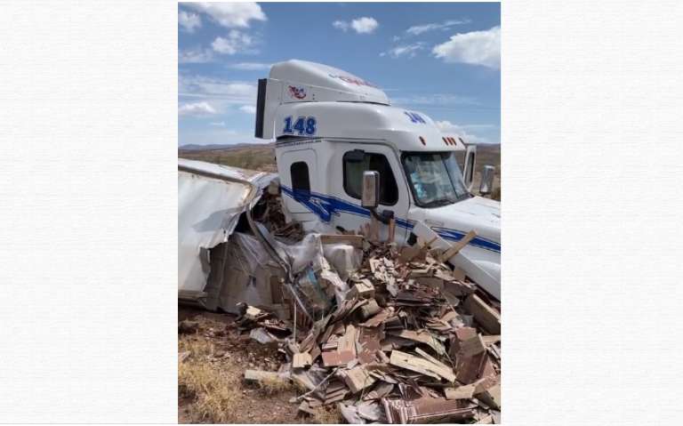 Vuelca tráiler en carretera a jiménez