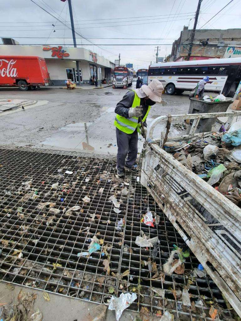 Retiran basura del drenaje de la zona centro | La Opción de Chihuahua