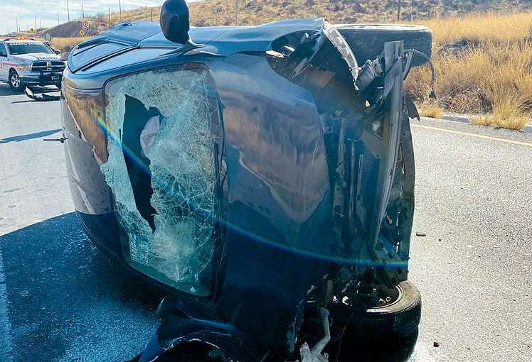 Se lesionan 4 al volcar auto; dos son menores