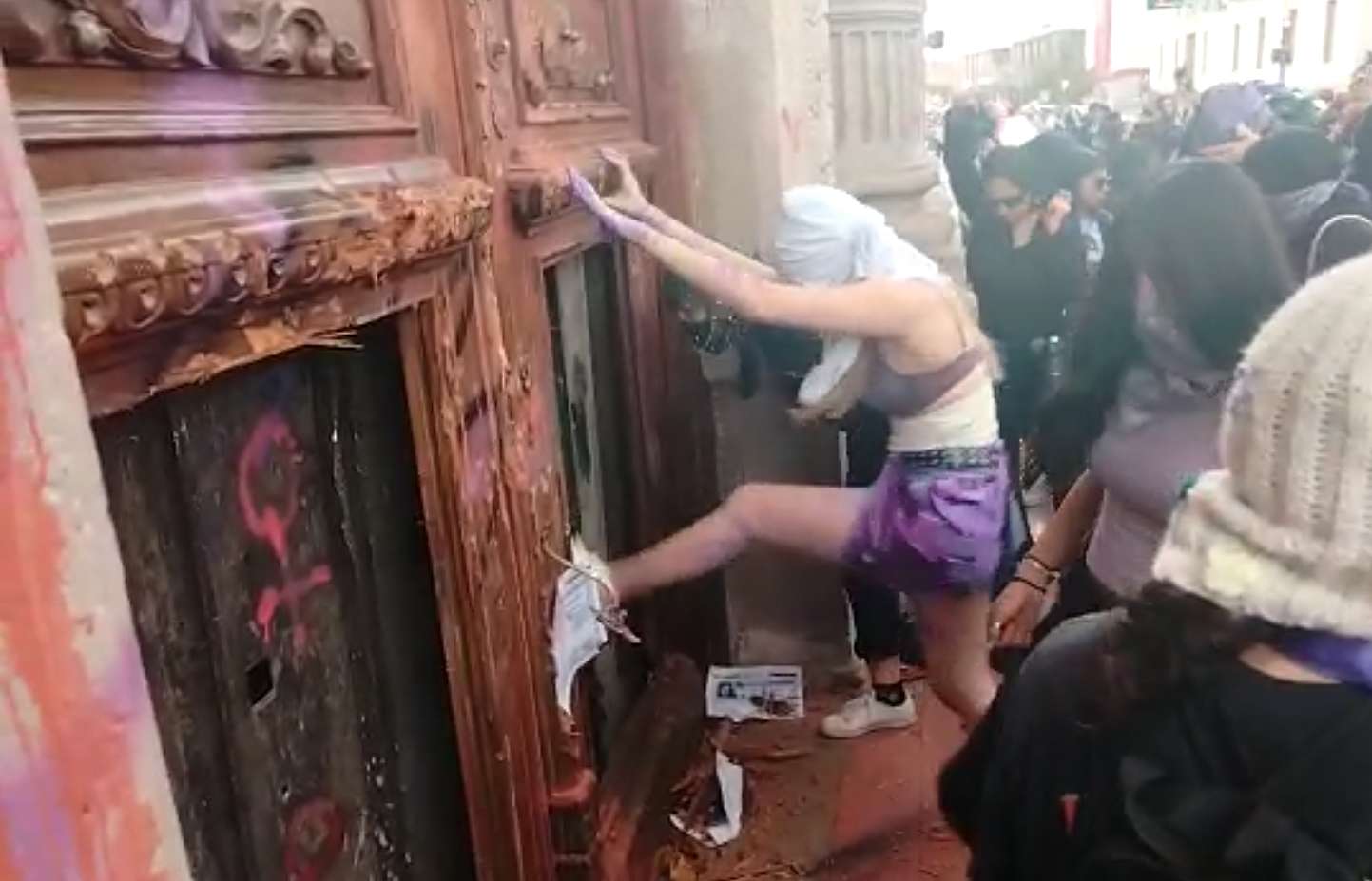 Con piedras y herramientas, destruyen ventanas y puerta de Palacio