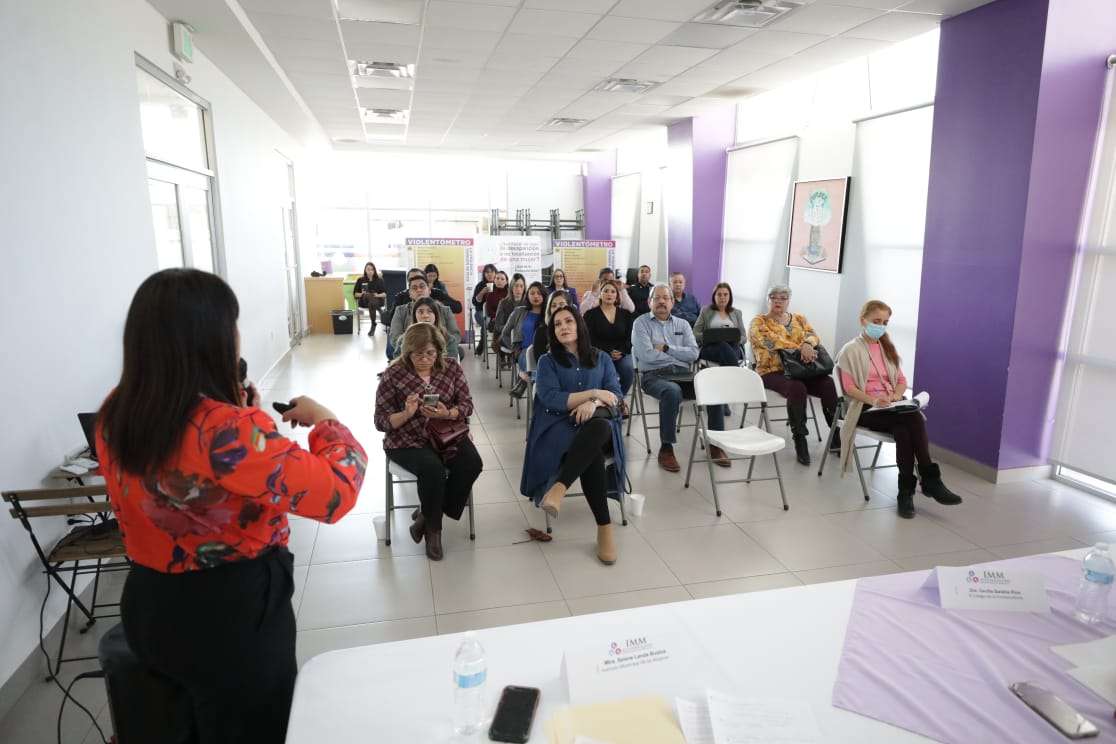 Discuten en foro situación de mujeres en el ámbito laboral
