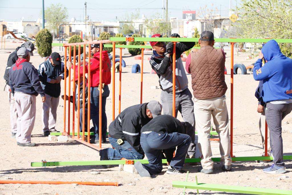 Parques y Jardines instala estación de calistenia en el fraccionamiento Arecas II