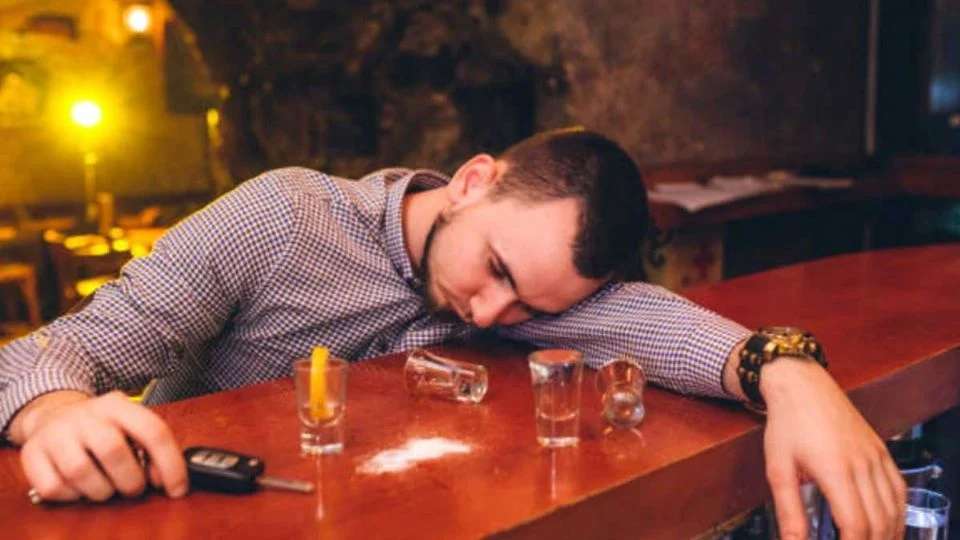 Checa aquí qué pasa si mezclas paracetamol y alcohol