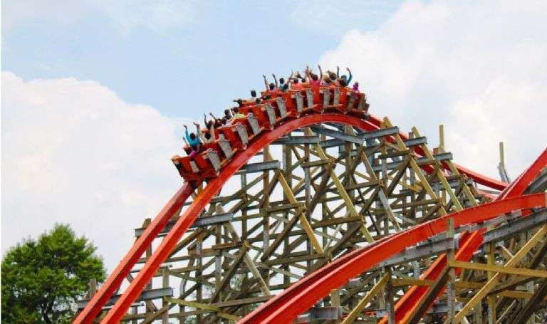 El juego La medusa de Six Flags se atora en las alturas
