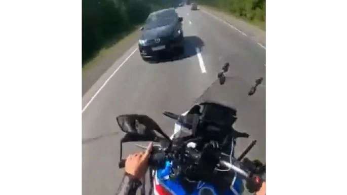 Video: pierde motociclista una pierna al intentar rebasar un tráiler