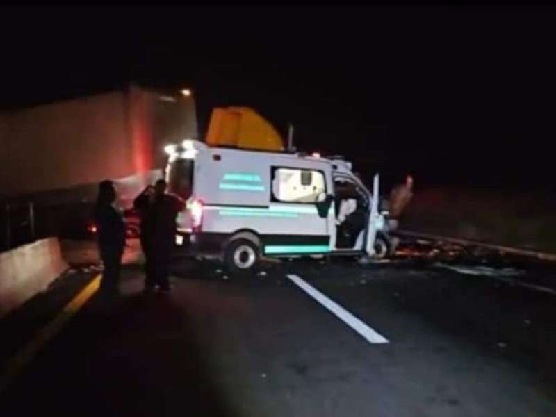 Tráiler se impacta contra una ambulancia y deja un muerto

